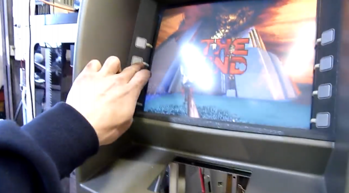 Bankomat ATM posuy jako maszyna do gry w Doom