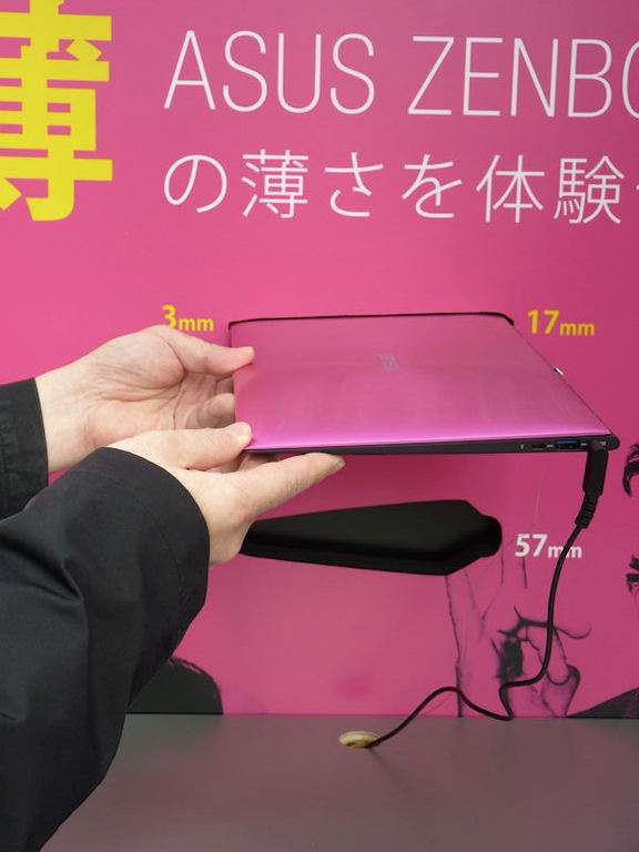 ASUS - promocja Hot-Pink Zenbook w Japonii