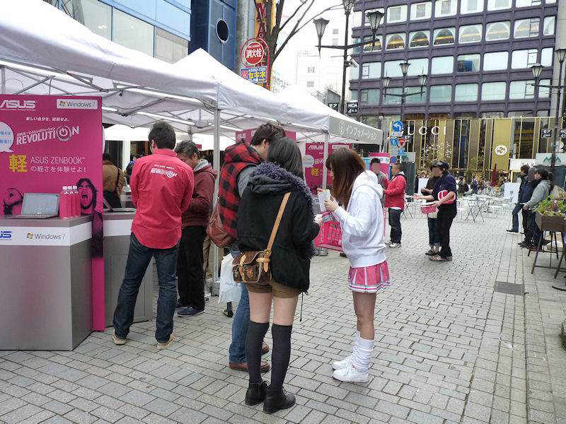 ASUS - promocja Hot-Pink Zenbook w Japonii