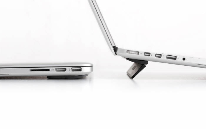 Bluelounge Kickflip - wygodna podstawka MacBooka