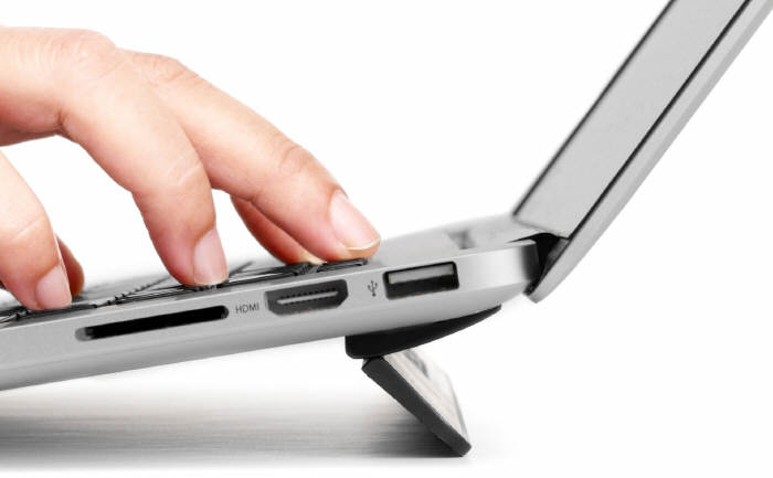 Bluelounge Kickflip - wygodna podstawka MacBooka