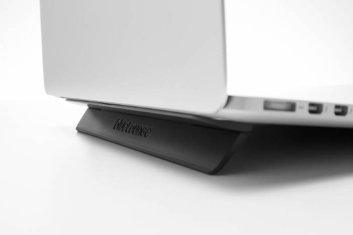 Bluelounge Kickflip - wygodna podstawka MacBooka