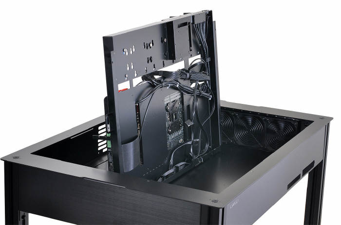 Lian-Li Desk Chassis DK-02 na targach CeBIT 2015