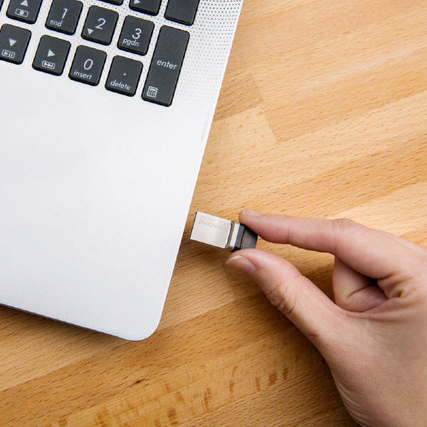 Pendrive JetFlash 880 z USB 3.0 i wsparciem OTG