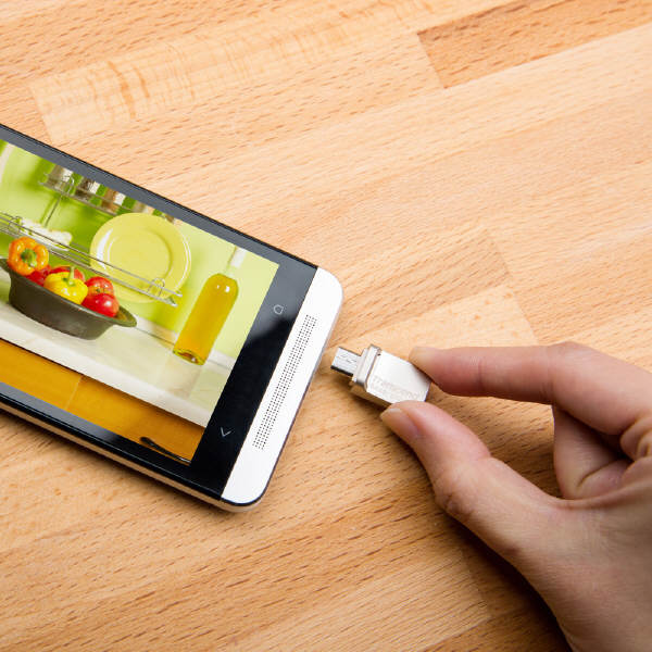 Pendrive JetFlash 880 z USB 3.0 i wsparciem OTG