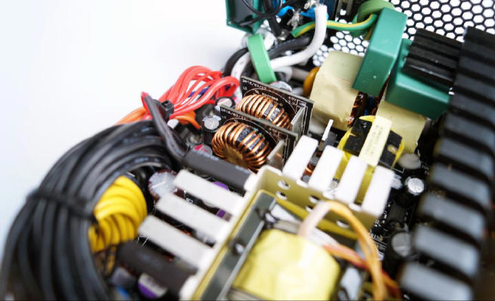 Zalman ARX 1200 - jakość zasilania poświadczona certyfikatem