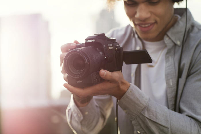Lustrzanka Canon EOS 80D  i obiektyw EF-S 18-135mm