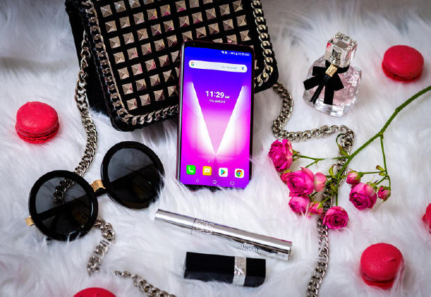 LG V30 Raspberry Rose - smartfon dla kobiet