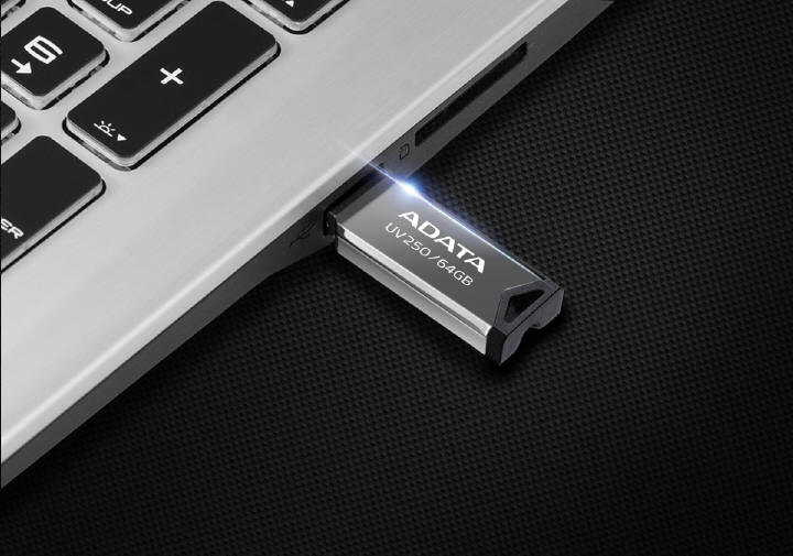 ADATA UV250 – uniwersalny pendrive