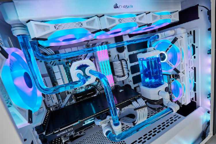 CORSAIR - podzespoły PC w białej wersji kolorystycznej