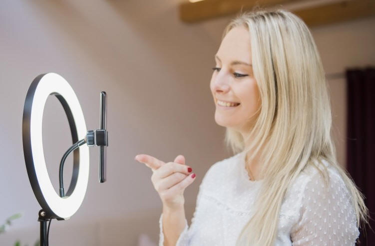 lampa pierścieniowa HAMA z uchwytem do smartfona