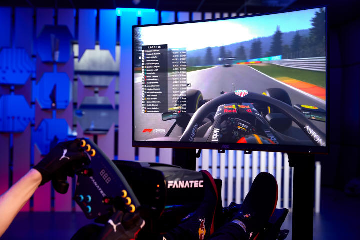 Red Bull Racing Esports i AOC cz siy