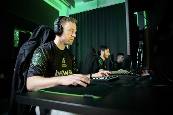 Team Razer podpisuje umow z tytanami esportu z Ninjas In Pyjamas