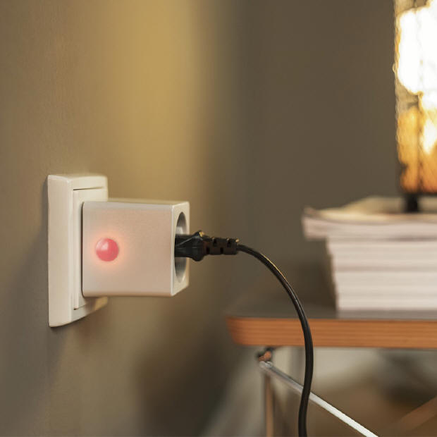 Steruj sprzętem elektrycznym z kanapy z gniazdem Wi-Fi Hama