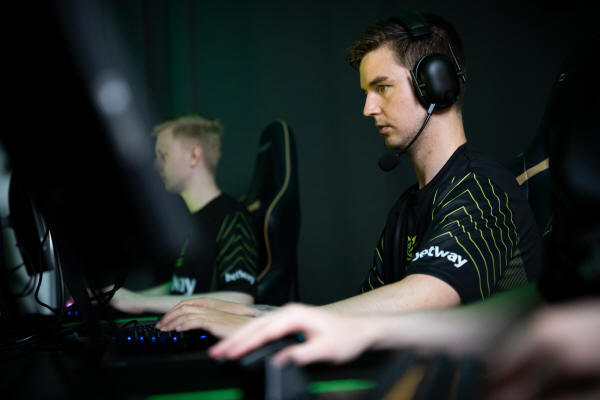 Team Razer podpisuje umowę z tytanami esportu z Ninjas In Pyjamas