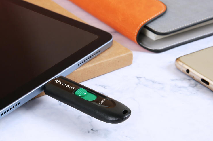 Transcend JetFlash 790C – pendrive z wysuwanym złączem USB-C