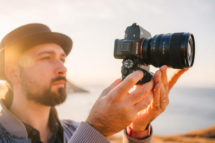 Sony α7 IV z 33-megapikselowym, pełnoklatkowym przetwornikiem obrazu