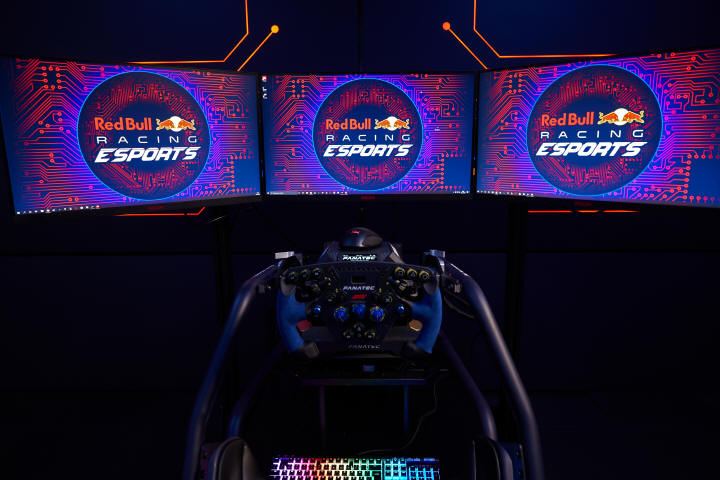 Red Bull Racing Esports i AOC cz siy