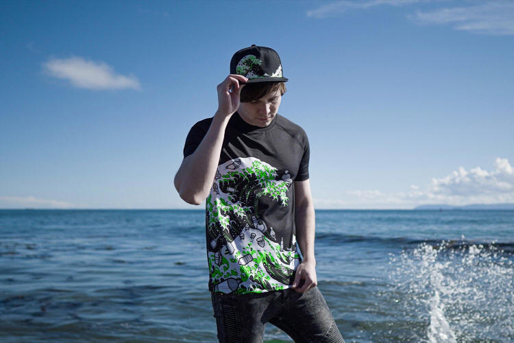 RAZER pokazuje kolekcję ubrań KANAGAWA WAVE