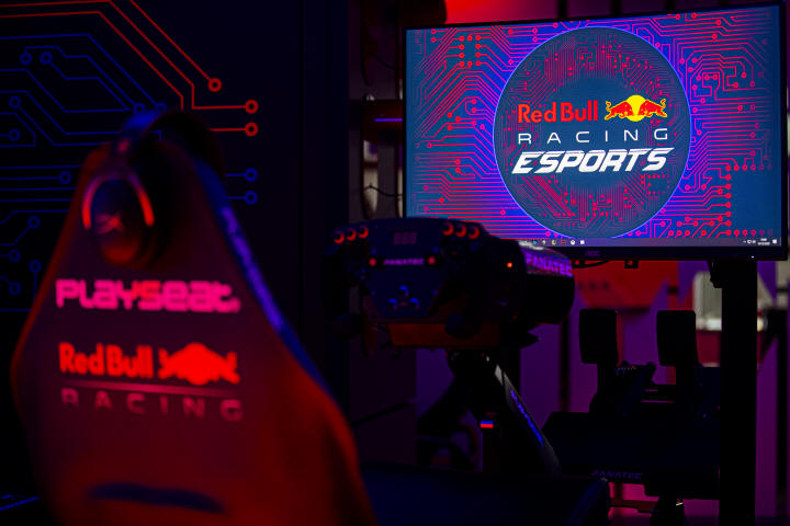 Red Bull Racing Esports i AOC cz siy
