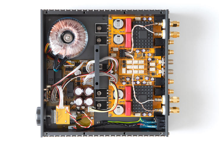 ENLEUM AMP-23R – Sprawdzona receptura po rasowym tuningu 