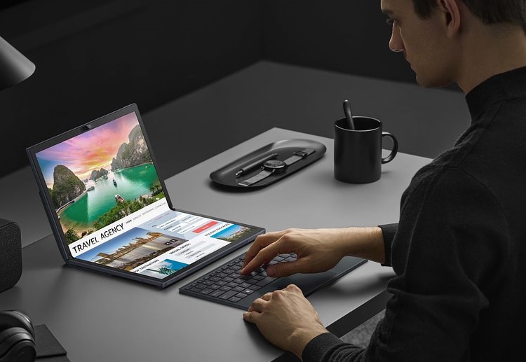 ASUS prezentuje Zenbook 17 Fold OLED