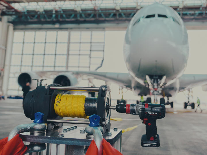 Wiertarka PARKSIDE przeciągnęła samolot pasażerski Airbus A380