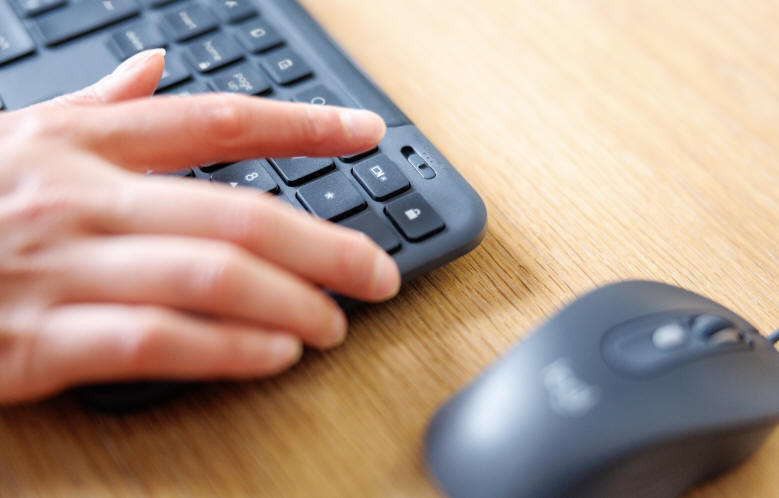 Przewodowy zestaw Logitech Signature Slim