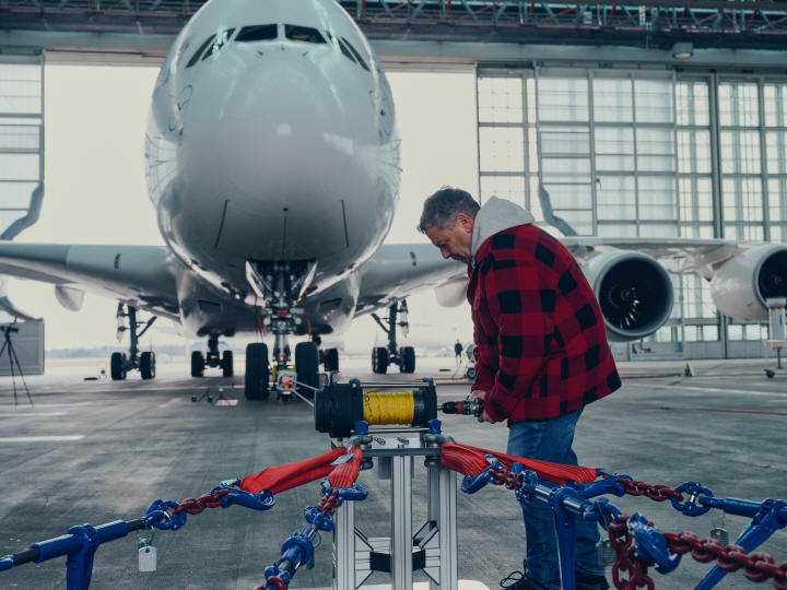 Wiertarka PARKSIDE przeciągnęła samolot pasażerski Airbus A380