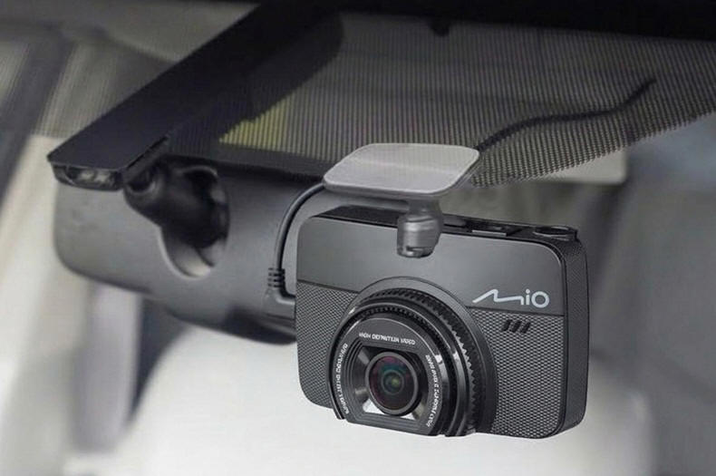 Mio MiVue 945W - inteligentna ochrona pojazdu