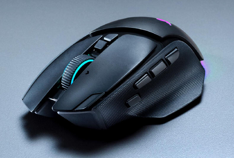 Razer Basilisk V4 Pro ze stacją ładującą Mouse Dock V2 Pro