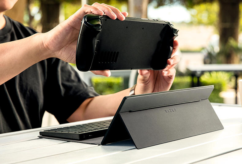 Wielozadaniowe etui Razer Travel Case Folio