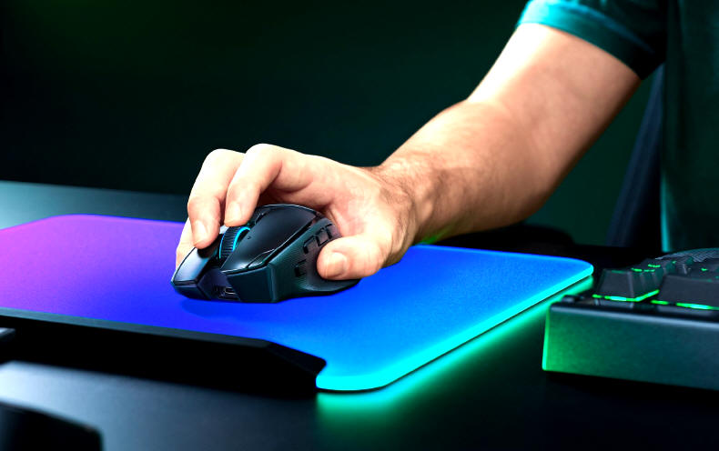 Razer Basilisk V4 Pro ze stacją ładującą Mouse Dock V2 Pro
